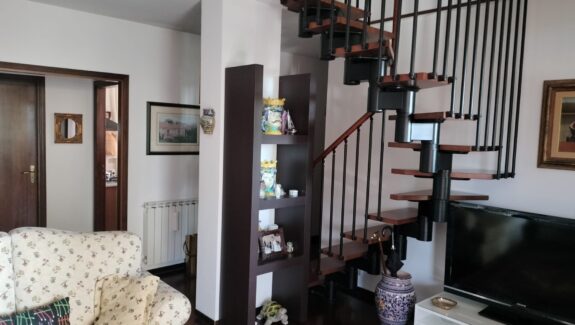 Appartamento su due livelli con box in vendita a S. Gregorio di Catania