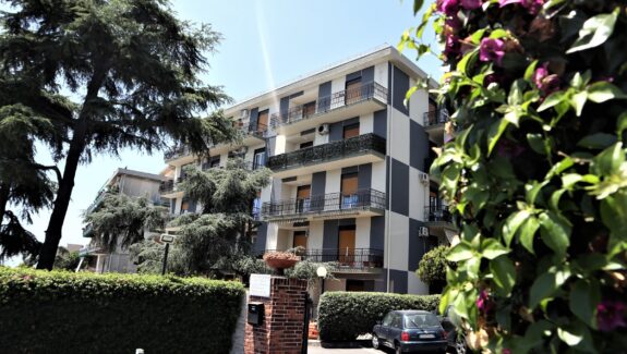 Appartamento con terrazzo e giardino in vendita in via Nizzeti - Catania