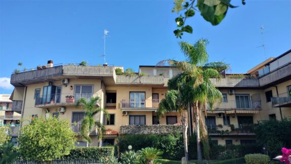 Appartamento su due livelli con terrazzo in vendita via Pietra dell'Ova