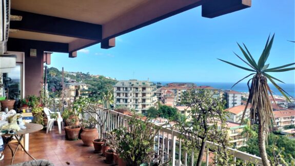 Appartamento panoramicissimo con terrazzo in vendita in via Carnazza