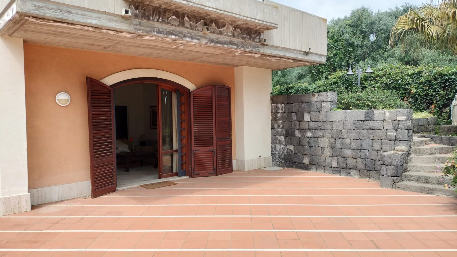 Appartavilla con piscina e discesa privata a mare a Capomulini