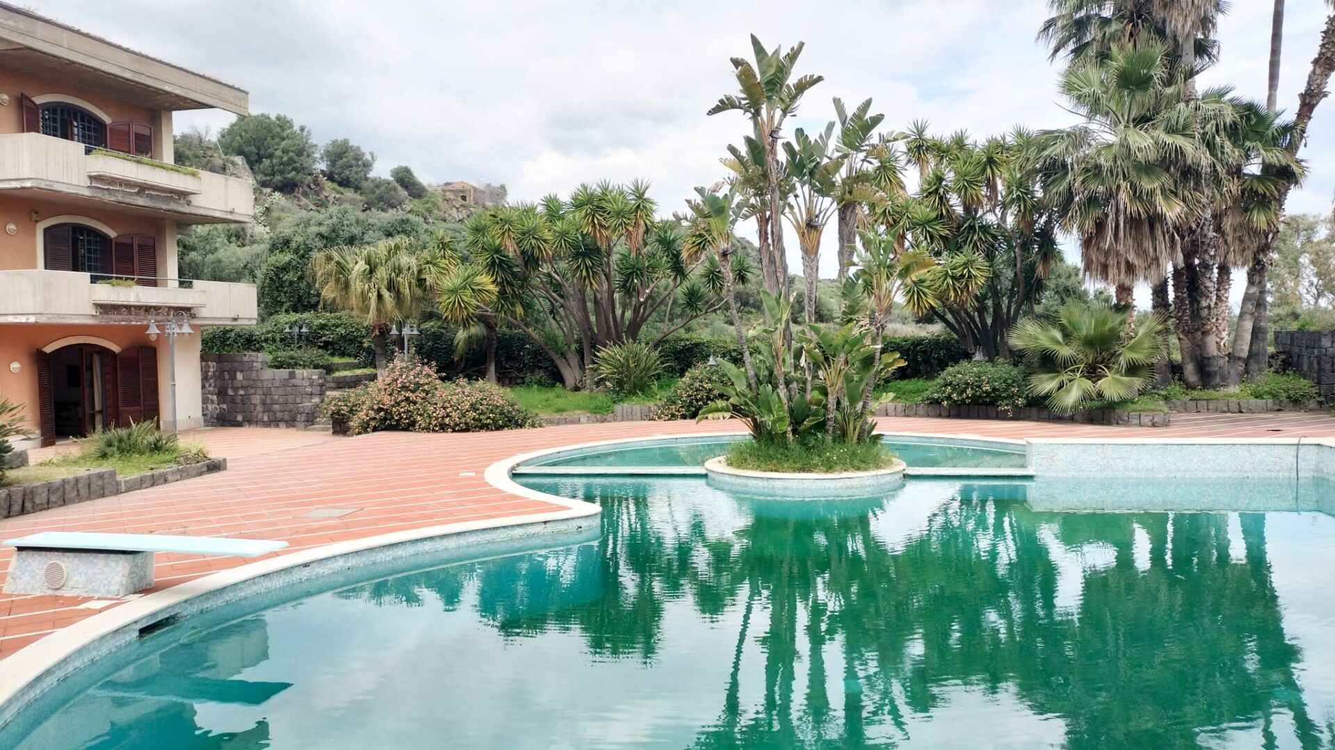 Appartavilla con piscina e discesa privata a mare a Capomulini