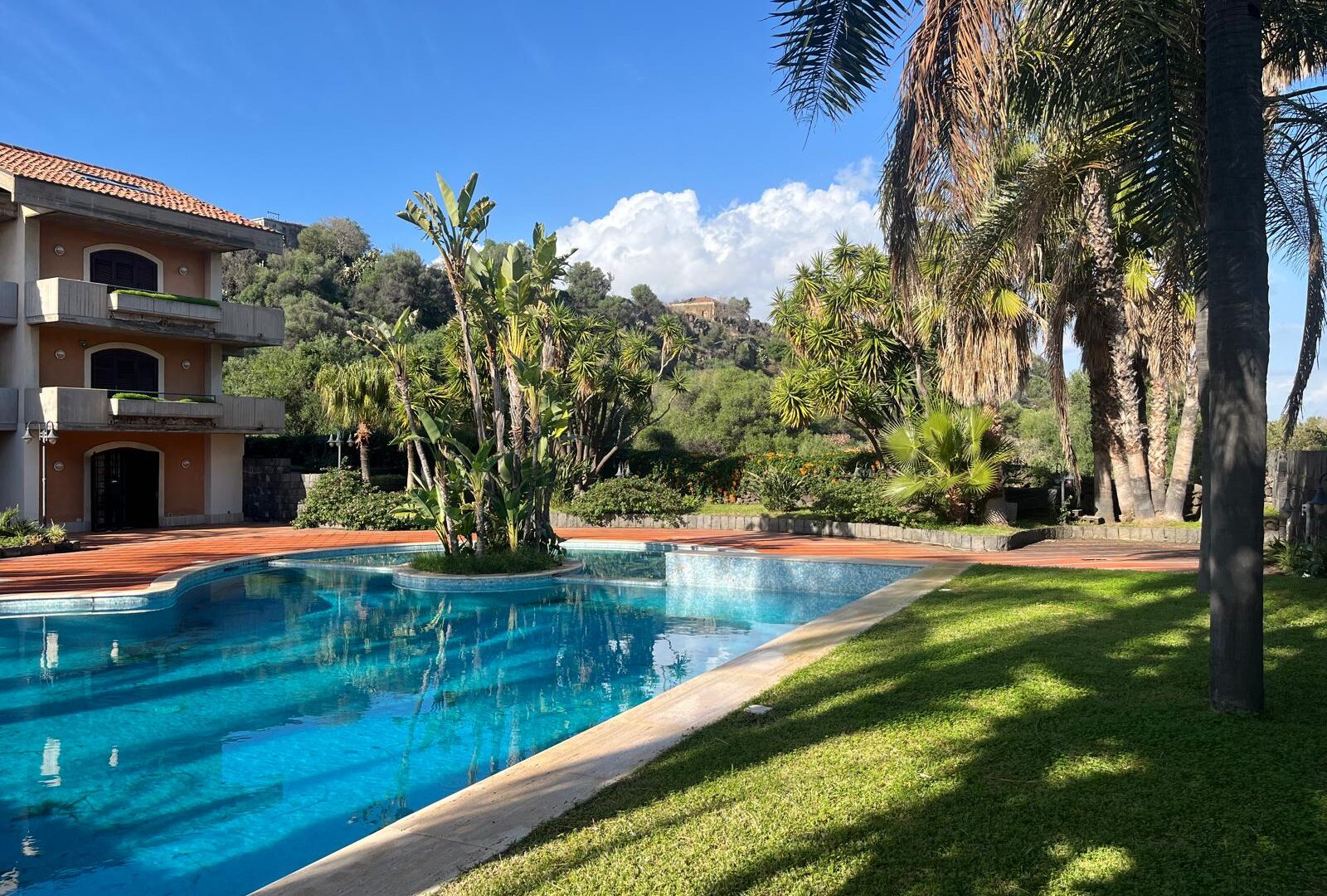 Appartavilla con piscina e discesa privata a mare a Capomulini