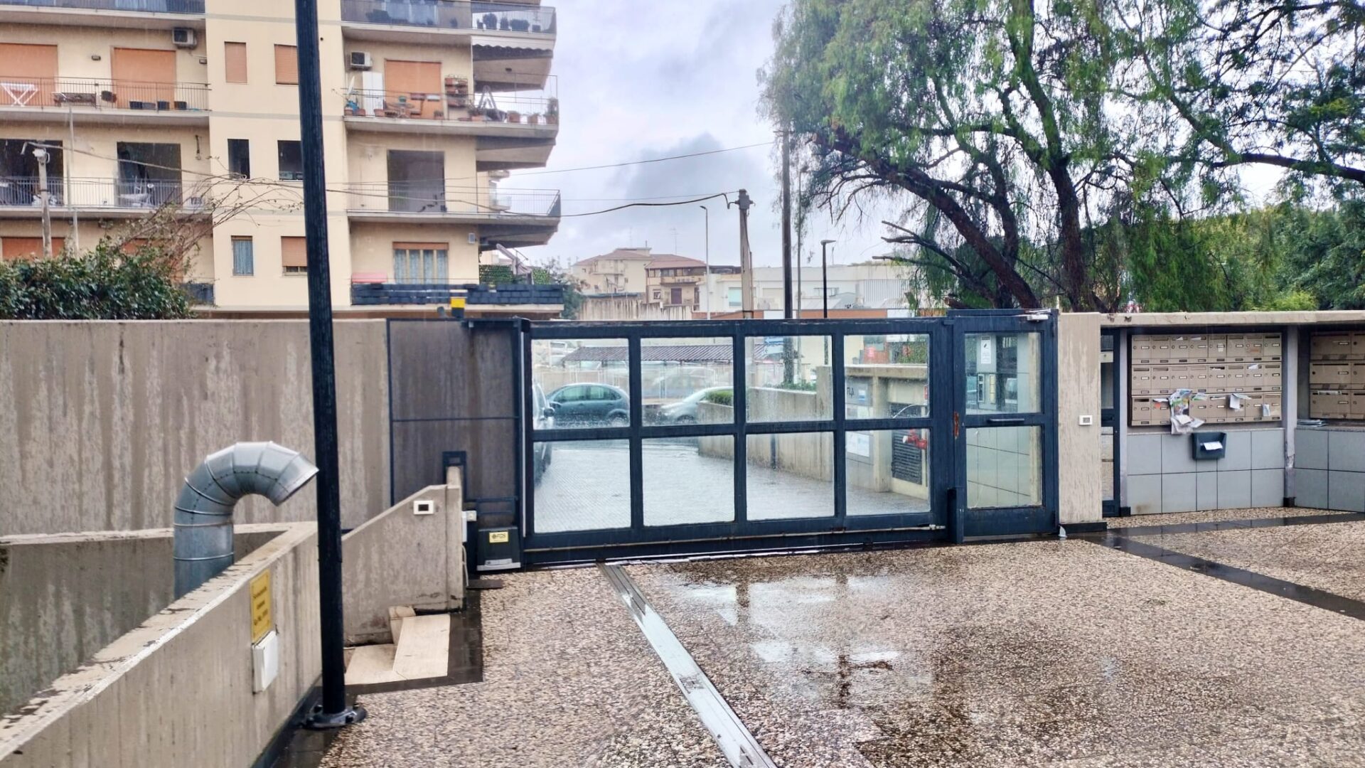 Deposito alla Circonvallazione angolo via De Caro