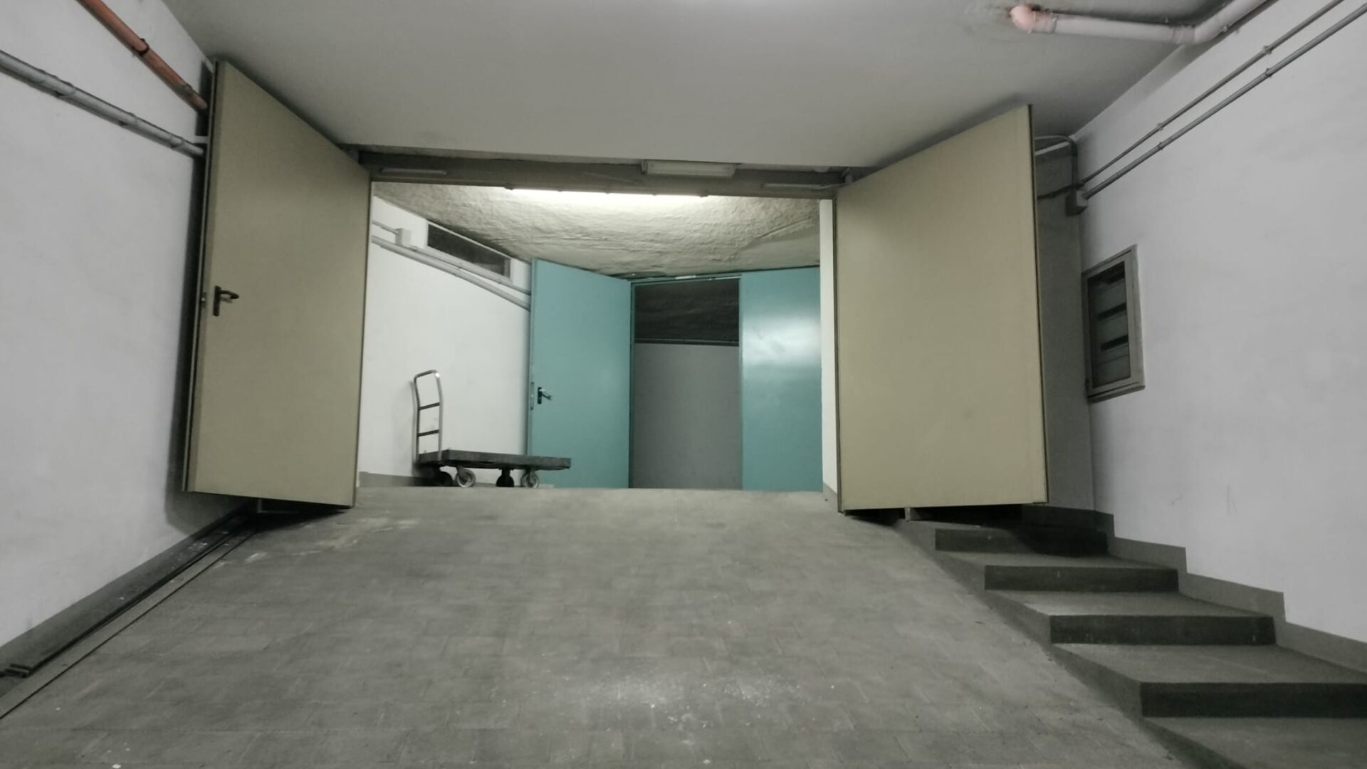 Deposito alla Circonvallazione angolo via De Caro