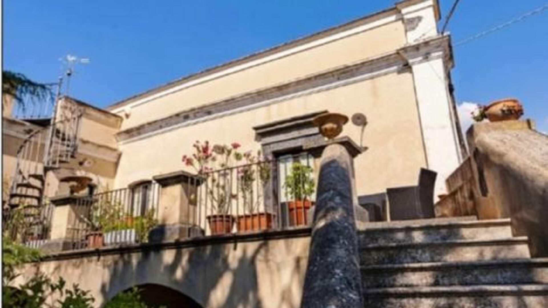 Villa singola d’epoca a Viagrande